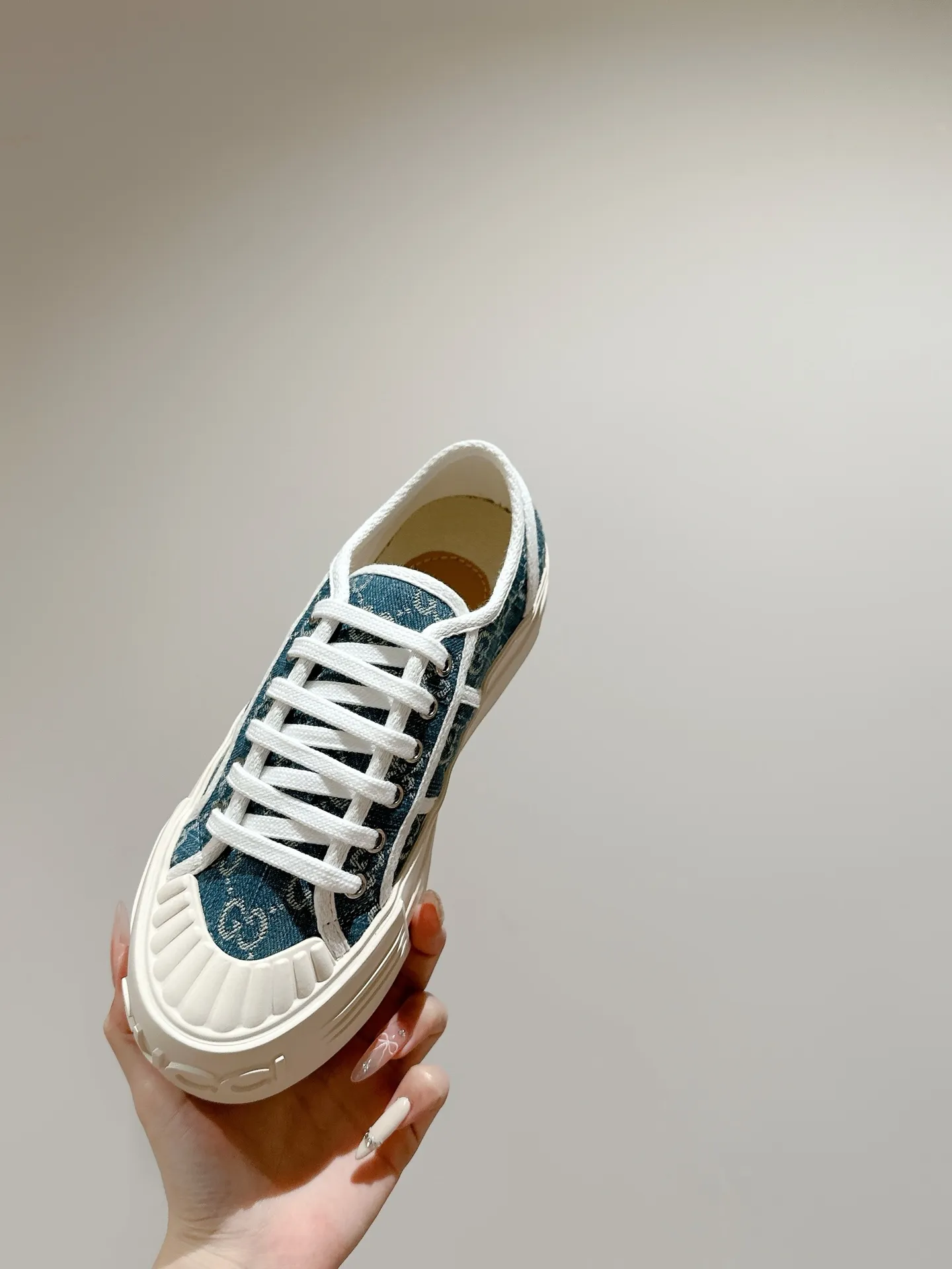 👟👟Ex-factory price 520👟👟 Women's models are new🆕 Arrival Gucci tennis 1977 classic Loft series canvas shoes... 2025 hot recommended model, G+1977×Disney cooperation series... GG canvas is made of finished products and incorporates brand elements. The retro style is rich, the classics and feelings are perfect for recall! Each color fabric developed by the original version is customized by the original version, and we pursue the ultimate in large-scale products! Market-level top version ⚠ Fabric: Customized GG cloth electric embroidery/5D washed distressed canvas Lining: Customized terry cloth lining (the feet are fitted and cannot be disassembled) Outsole: Original molded TPU two-color outsole Size: 35-40 (41 customized)